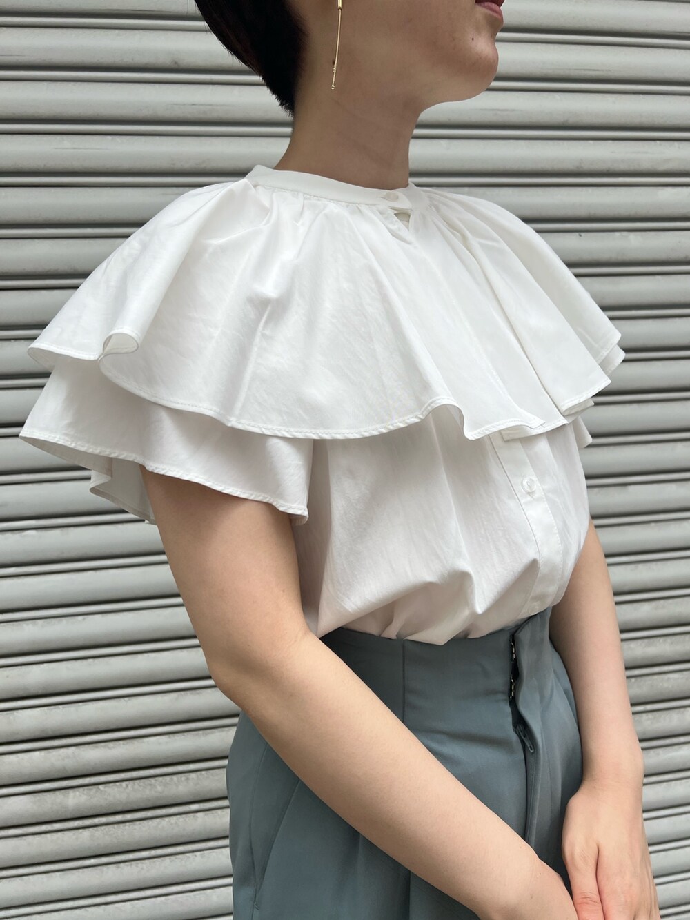 ホワイト系のシャツ/ブラウス、その他のサンダル、ブルー系のその他パンツを着用したレディースの夏コーディネートの4枚目の写真