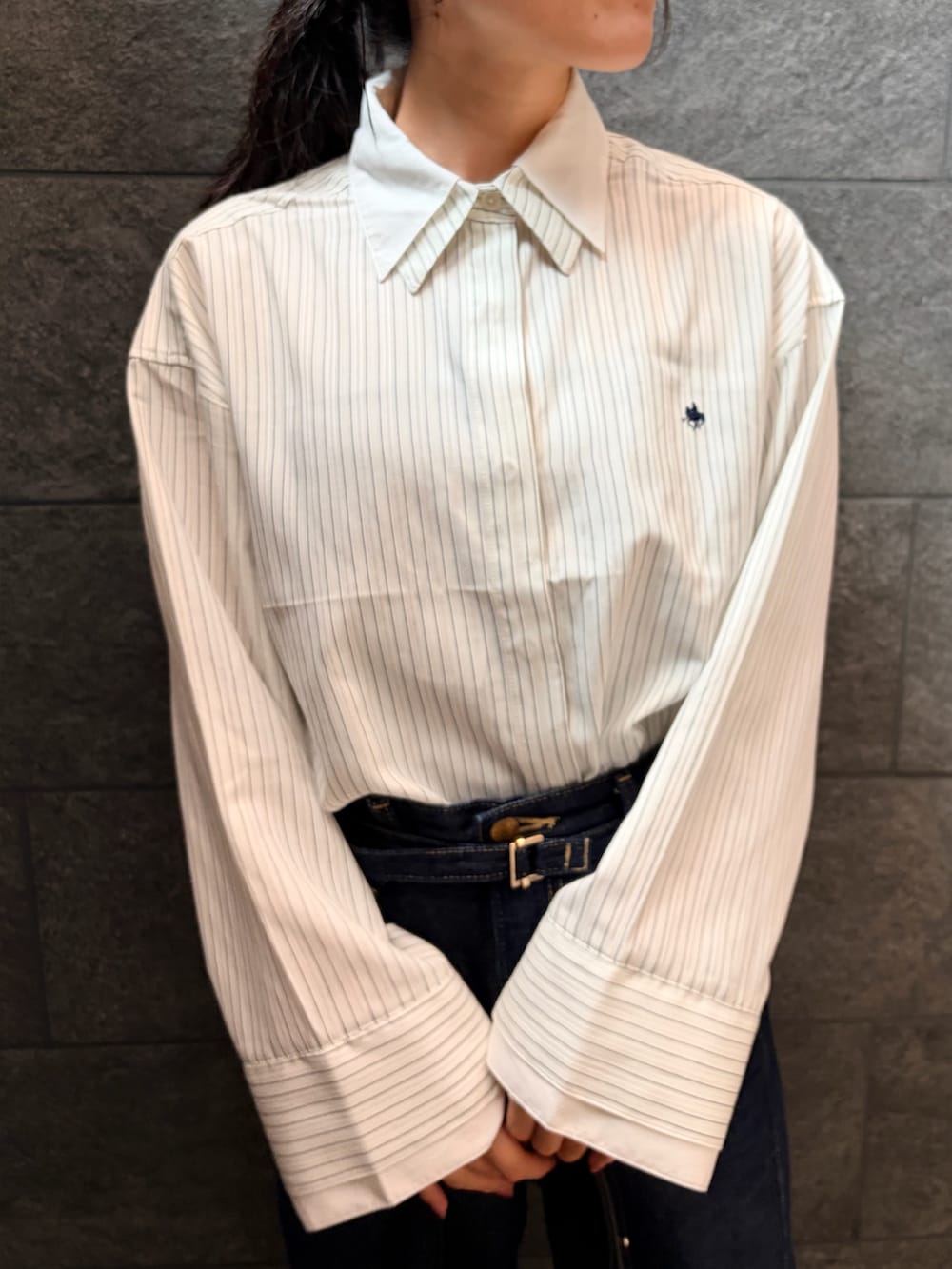 ホワイト系のシャツ/ブラウス、ブルー系のデニムパンツ、ベージュ系のブーツを着用したレディースの夏コーディネートの8枚目の写真