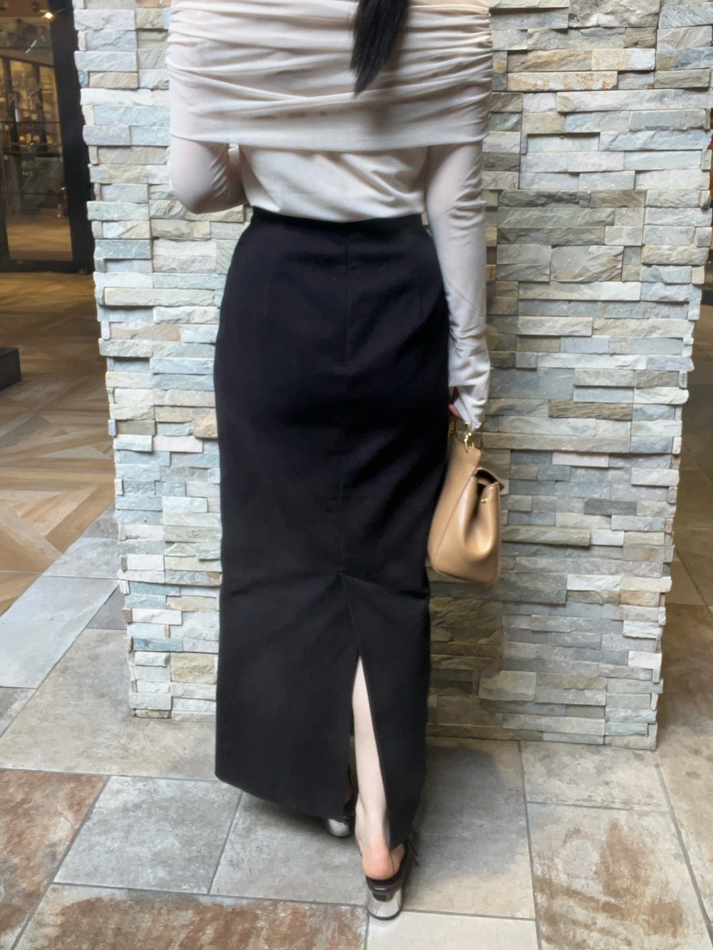 ホワイト系のTシャツ/カットソー、ブラック系のスカート、ブラウン系のパンプスを着用したレディースの秋コーディネートの6枚目の写真