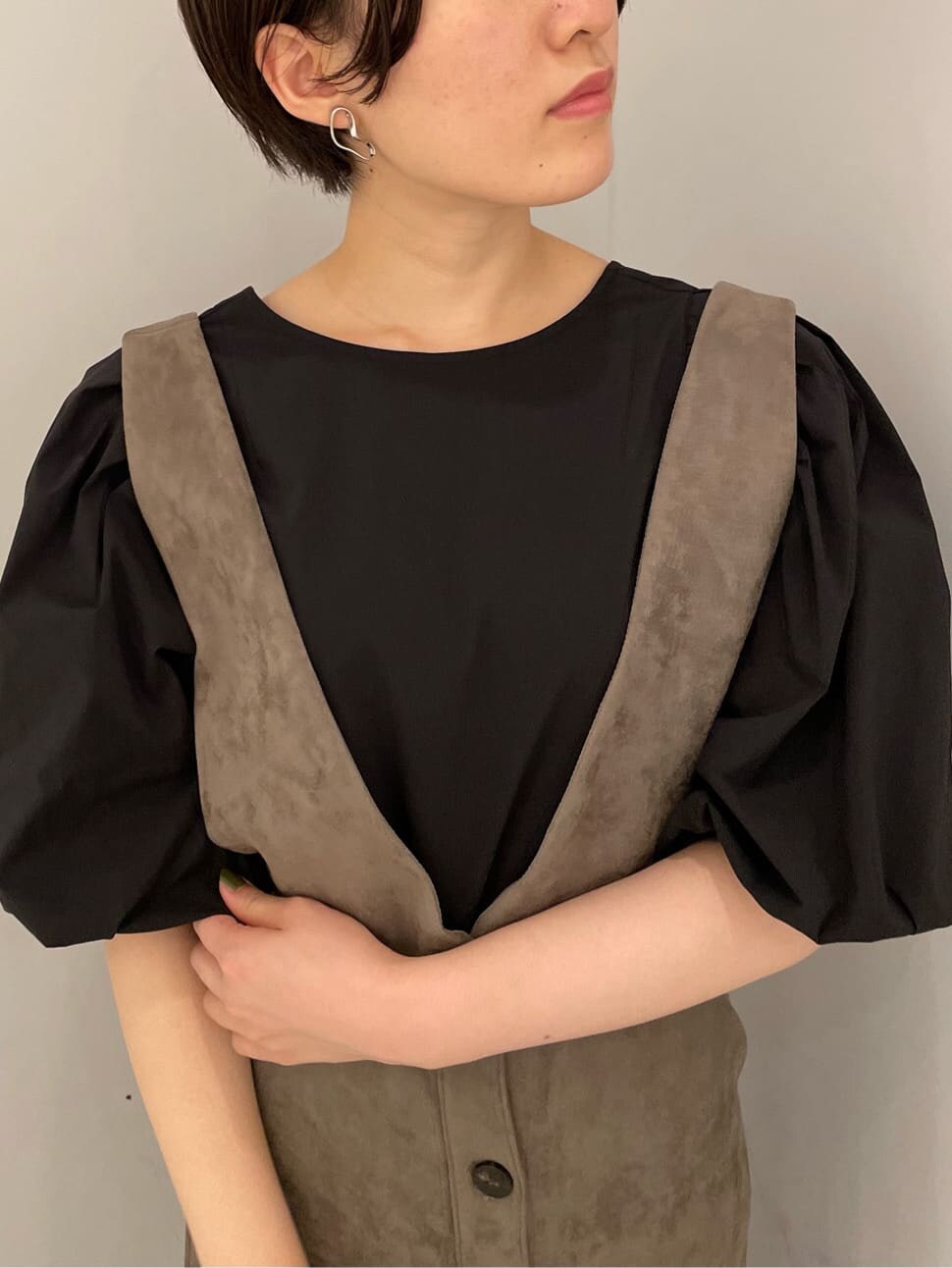 ブラック系のシャツ/ブラウス、グレー系のスカート、ベージュ系のブーツを着用したレディースの秋コーディネートの5枚目の写真