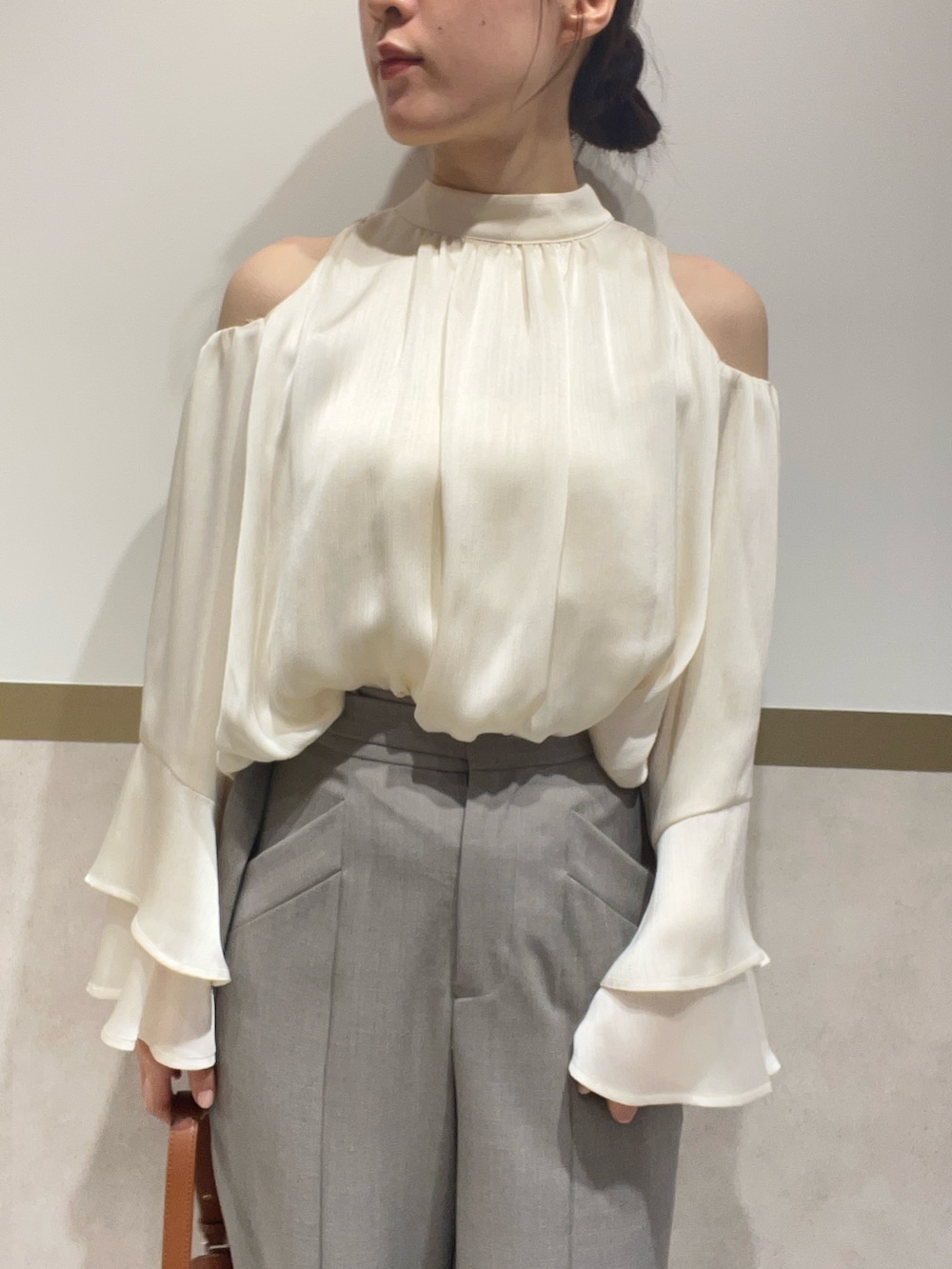 ホワイト系のシャツ/ブラウス、グレー系のその他パンツ、ブラウン系のハンドバッグを着用したレディースの春コーディネートの3枚目の写真