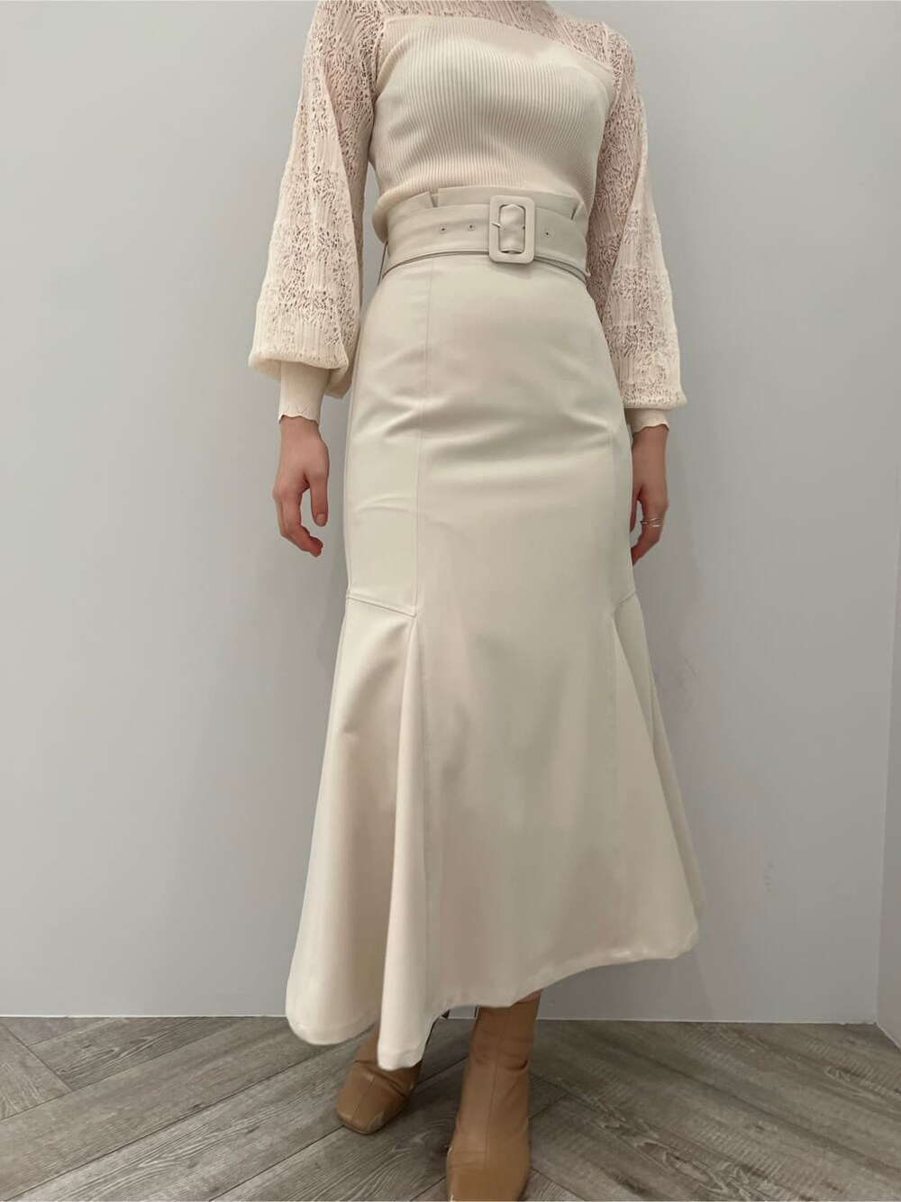 ベージュ系のその他シューズ、ホワイト系のスカート、ホワイト系のニット/セーターを着用したレディースの冬コーディネートの5枚目の写真