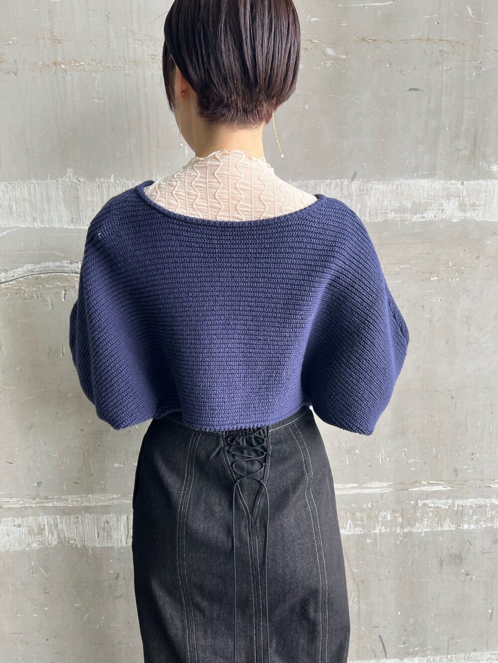 レッド系のブーツ、ホワイト系のTシャツ/カットソー、ブルー系のカーディガン/ボレロを着用したレディースの冬コーディネートの5枚目の写真