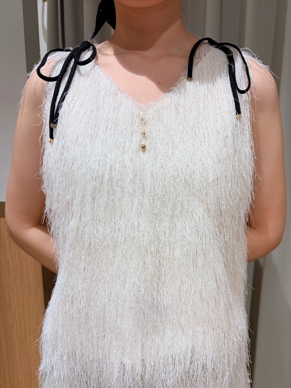 ホワイト系のその他パンツ、ホワイト系のTシャツ/カットソーを着用したレディースの夏コーディネートの4枚目の写真