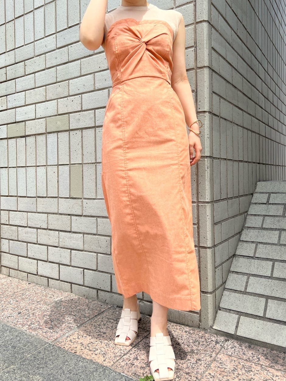 ホワイト系のブルゾン、オレンジ系のワンピース、ホワイト系のサンダルを着用したレディースの春コーディネートの5枚目の写真