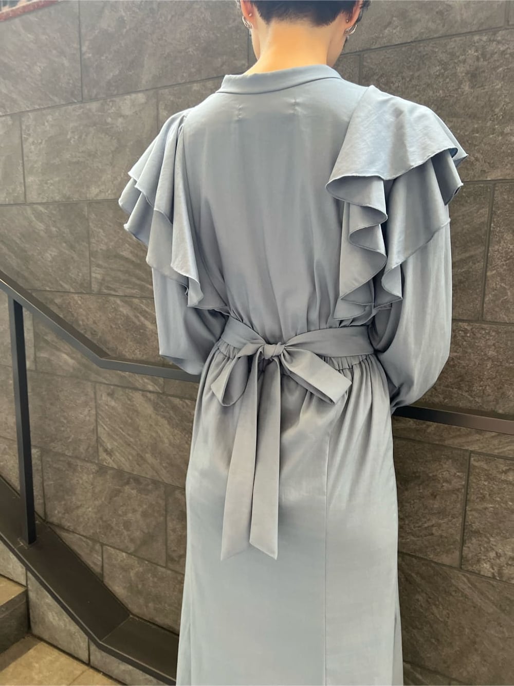 ベージュ系のブーツ、ブルー系のワンピース、ホワイト系のショルダーバッグを着用したレディースの夏コーディネートの6枚目の写真