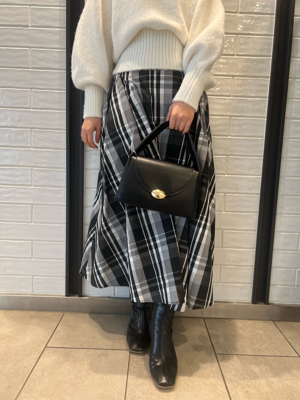 「LAGUNAMOONのカラーショートニットプルオーバー(ニット/セーター、ホワイト系)」を使った、RUNA ONISHIさん(レディース・163cm)の冬コーディネートの7枚目の写真