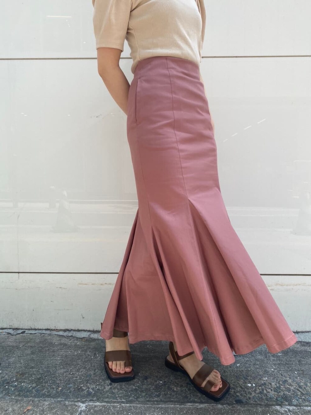 ベージュ系のTシャツ/カットソー、ブラウン系のサンダル、ベージュ系のハンドバッグを着用したレディースの夏コーディネートの3枚目の写真