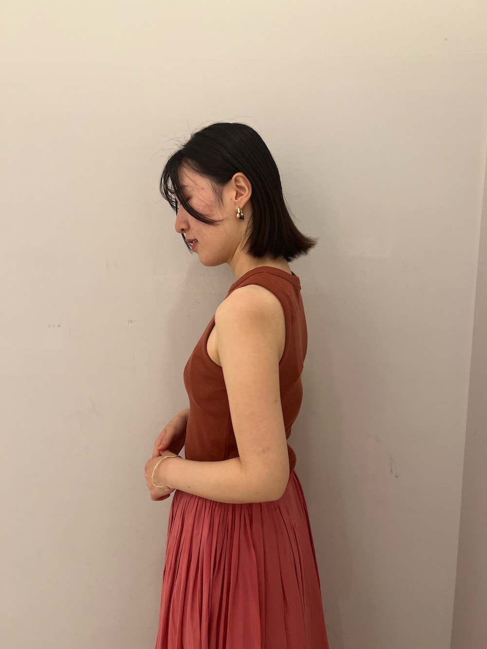 ピンク系のワンピース、ホワイト系のスニーカーを着用したレディースの夏コーディネートの5枚目の写真