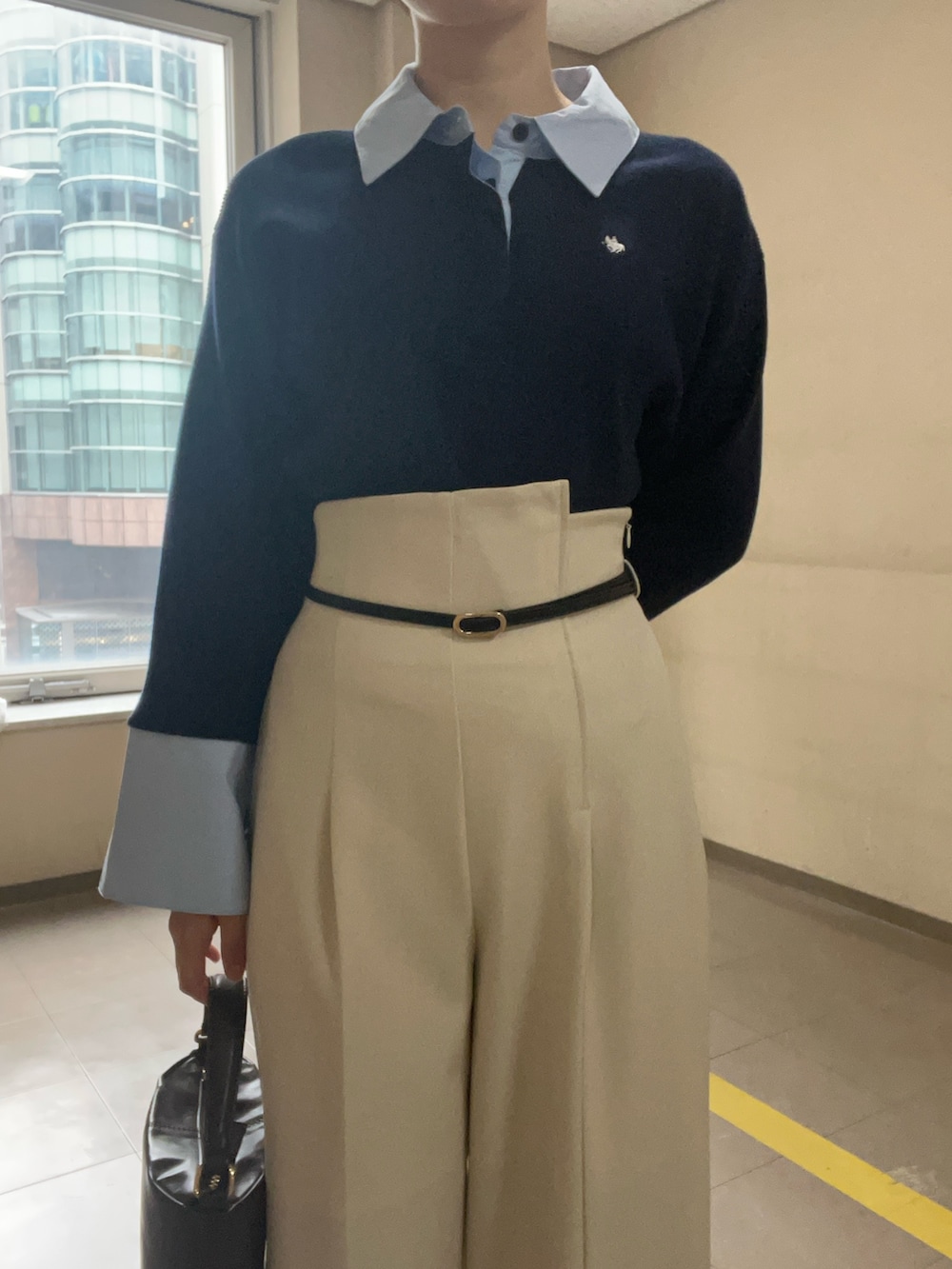 ホワイト系のその他パンツ、ブルー系のニット/セーターを着用したレディースの冬コーディネートの4枚目の写真