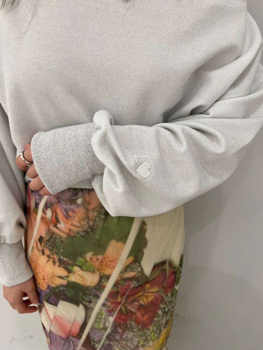 ホワイト系のサンダル、ホワイト系のスウェット、ベージュ系のスカートを着用したレディースの春コーディネートの7枚目の写真