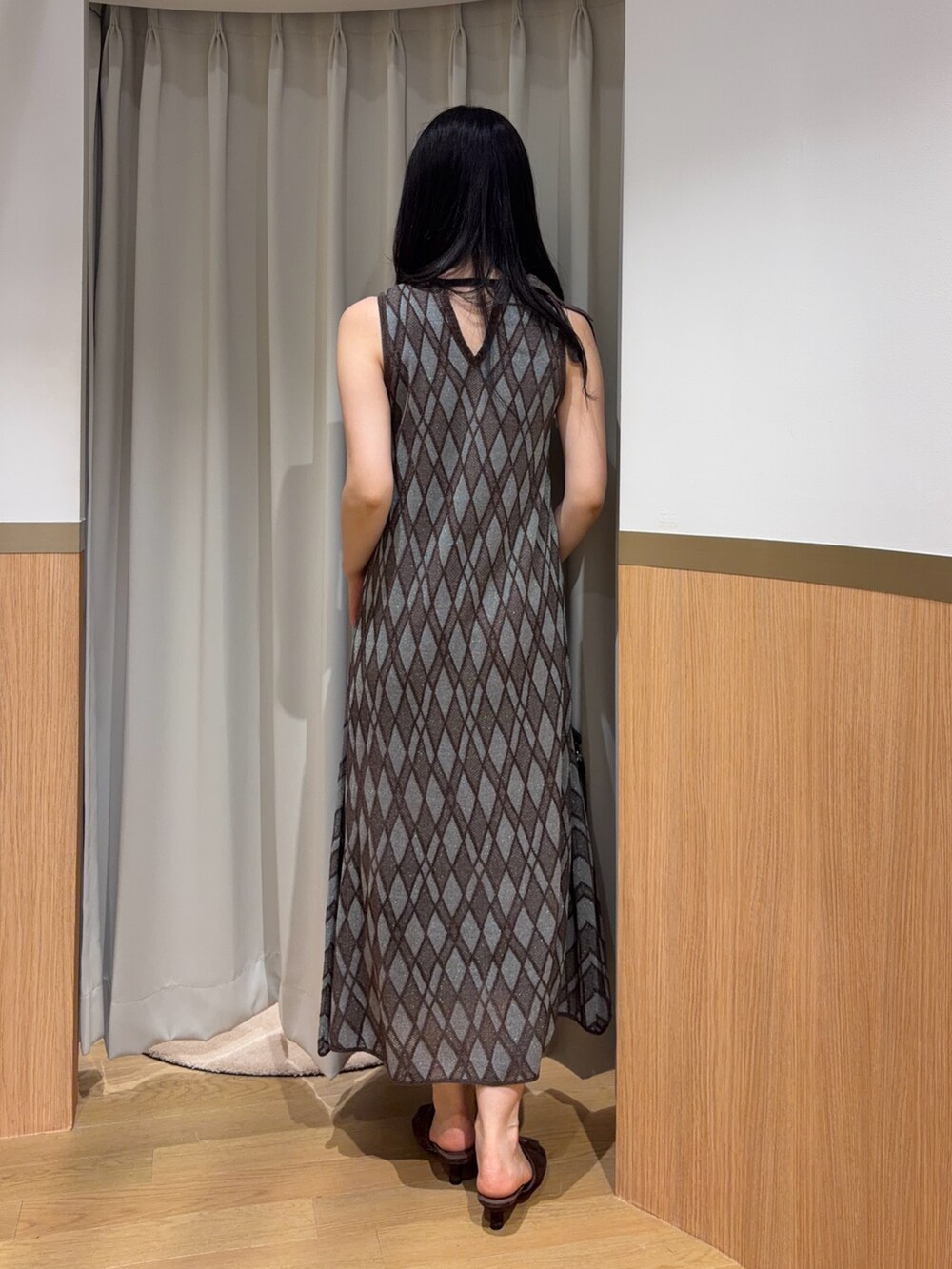 ブラウン系のワンピースを着用したレディースの夏コーディネートの3枚目の写真