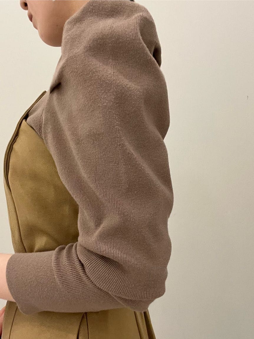 ベージュ系のワンピース、シルバー系のピアス（両耳用）を着用したレディースの夏コーディネートの6枚目の写真