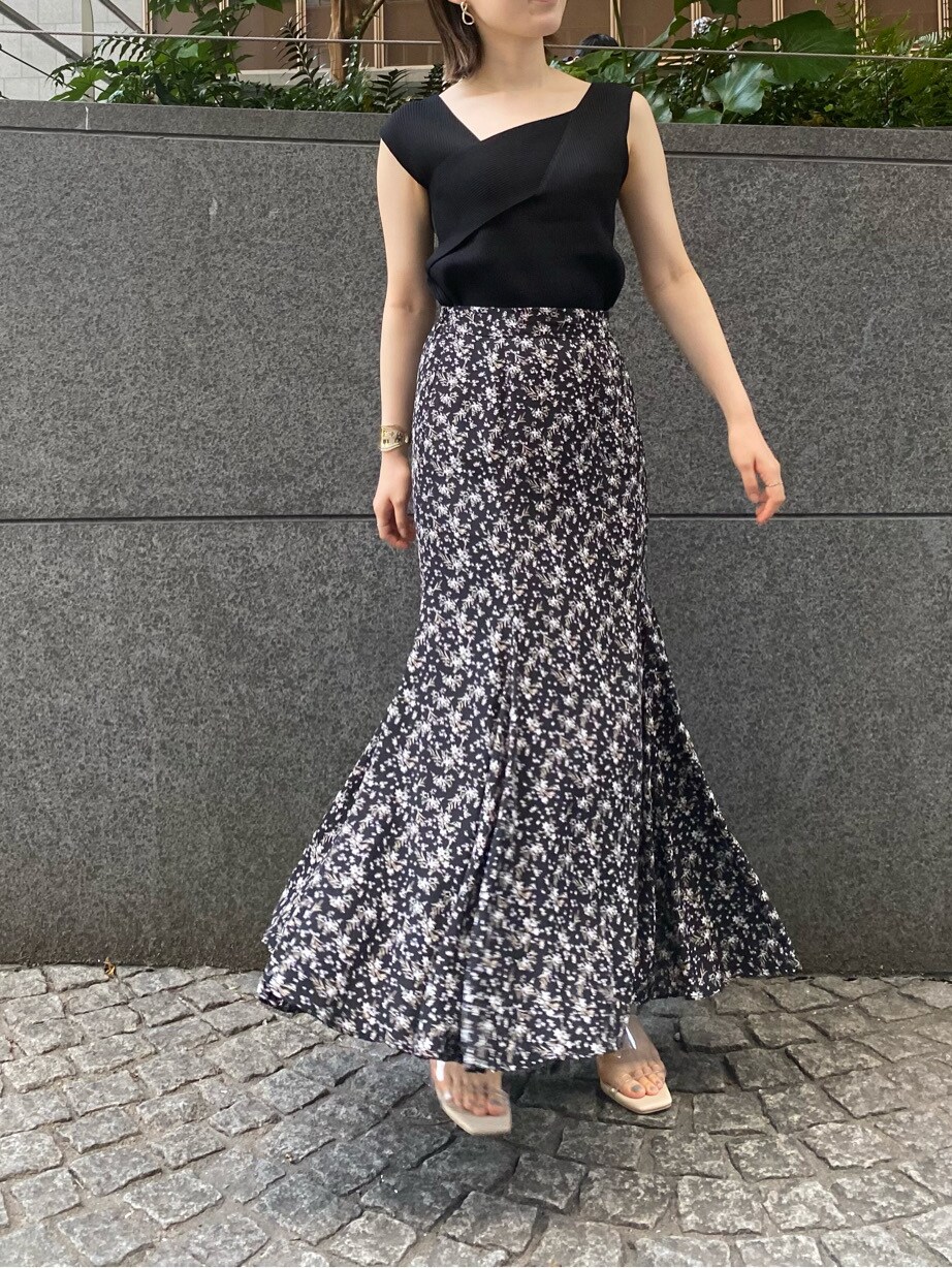 その他のその他シューズ、ブラック系のスカート、パープル系のニット/セーターを着用したレディースの春コーディネートの2枚目の写真