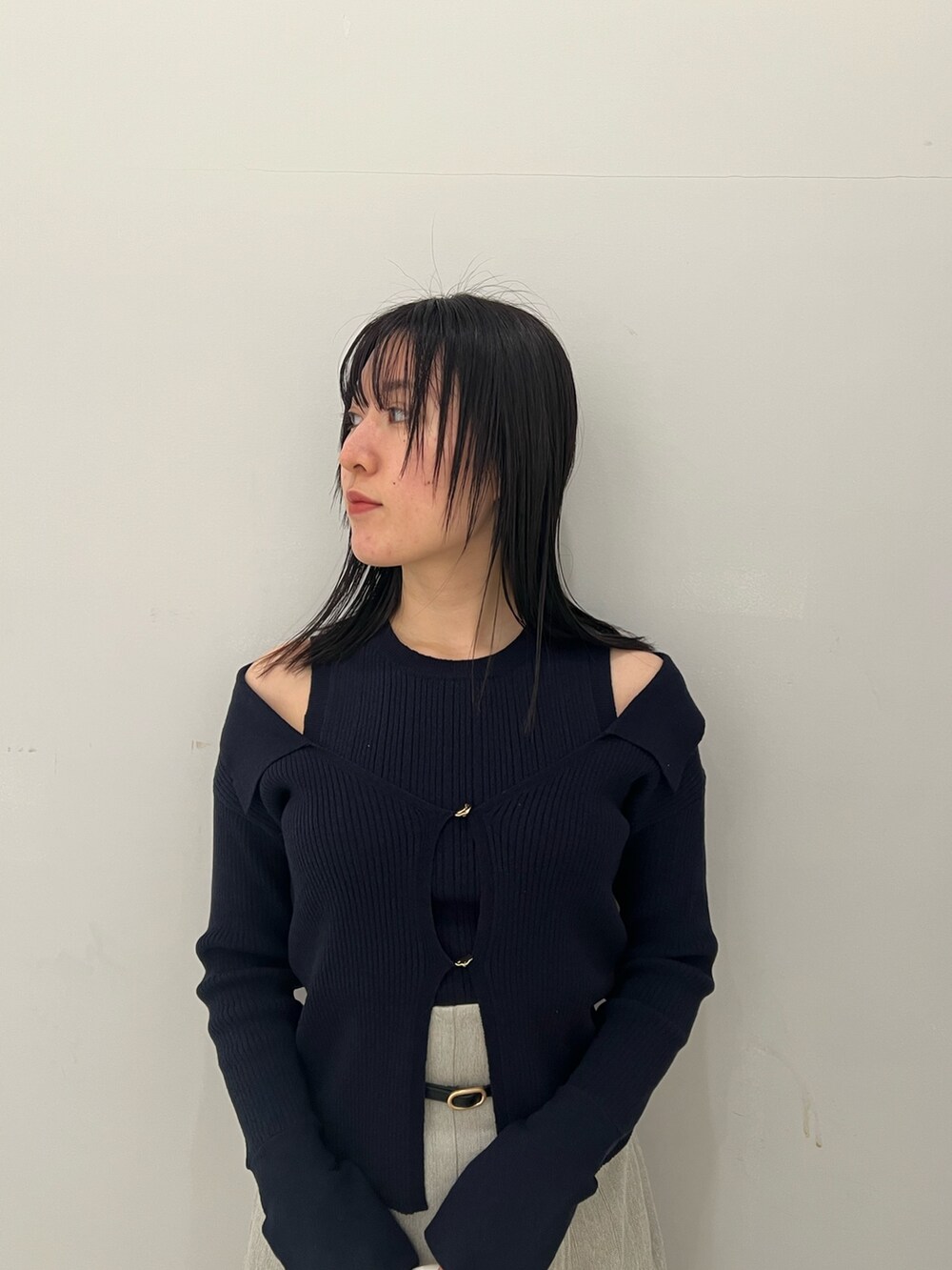 ブルー系のアンサンブル、グレー系のその他パンツを着用したレディースの冬コーディネートの4枚目の写真