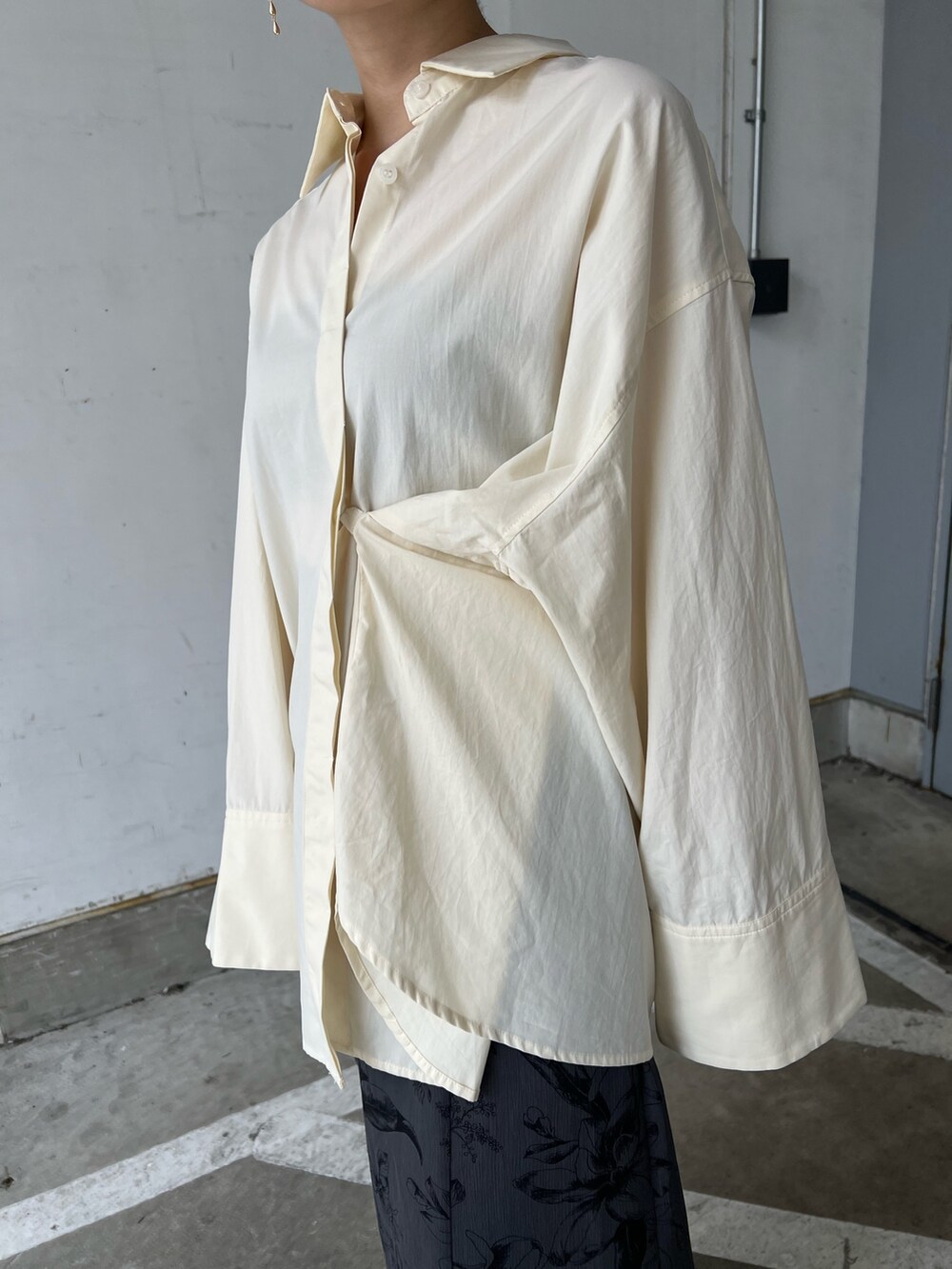 ベージュ系のサンダル、ホワイト系のスカート、ホワイト系のシャツ/ブラウスを着用したレディースの秋コーディネートの6枚目の写真