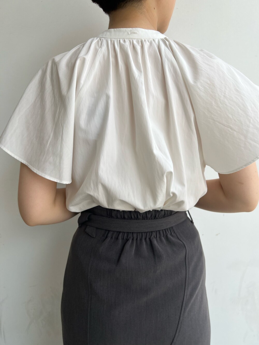 ホワイト系のシャツ/ブラウス、グレー系のスカート、ベージュ系のサンダルを着用したレディースの夏コーディネートの10枚目の写真