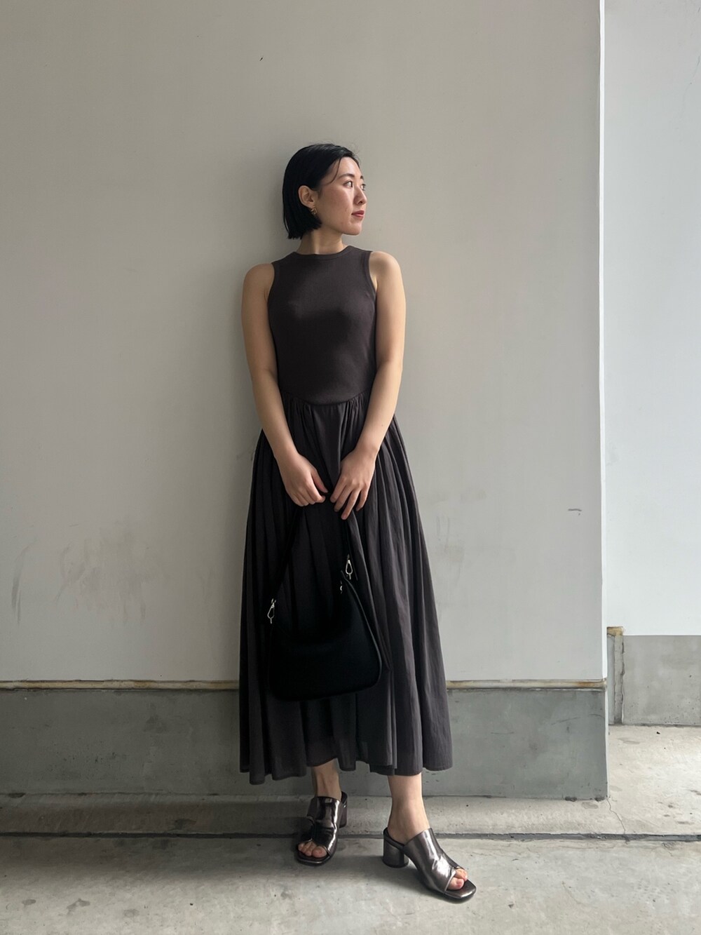 ブラック系のハンドバッグ、グレー系のワンピース、ホワイト系のテーラードジャケットを着用したレディースの春コーディネートの5枚目の写真