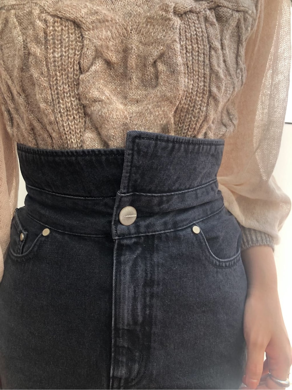 ベージュ系のブーツ、ホワイト系のショルダーバッグ、ブラック系のデニムスカートを着用したレディースの秋コーディネートの8枚目の写真