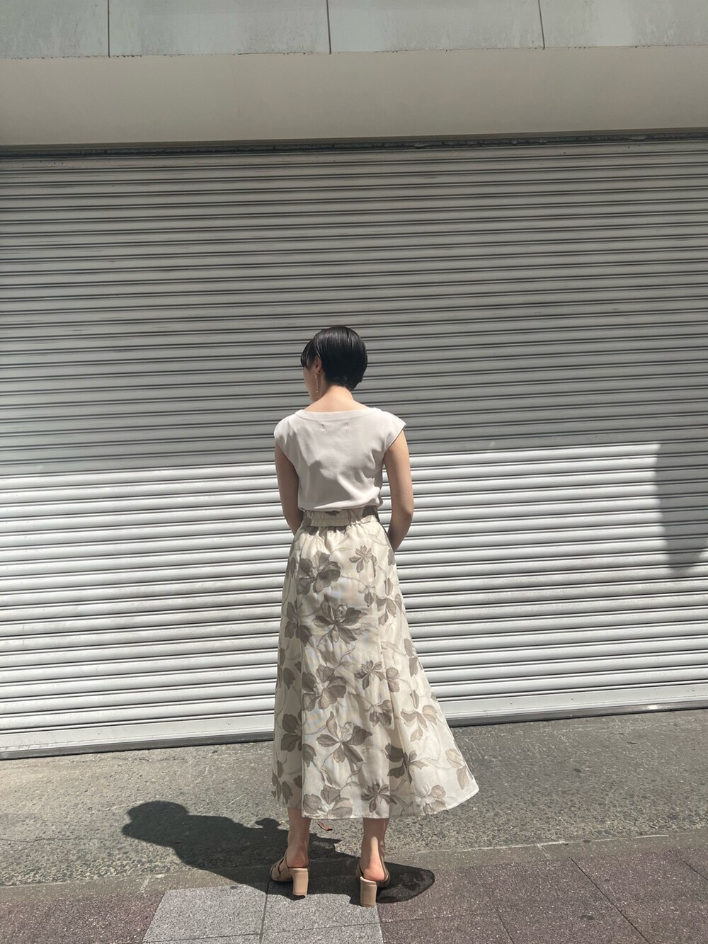 グリーン系のハンドバッグ、ホワイト系のニット/セーター、ベージュ系のサンダルを着用したレディースの春コーディネートの8枚目の写真