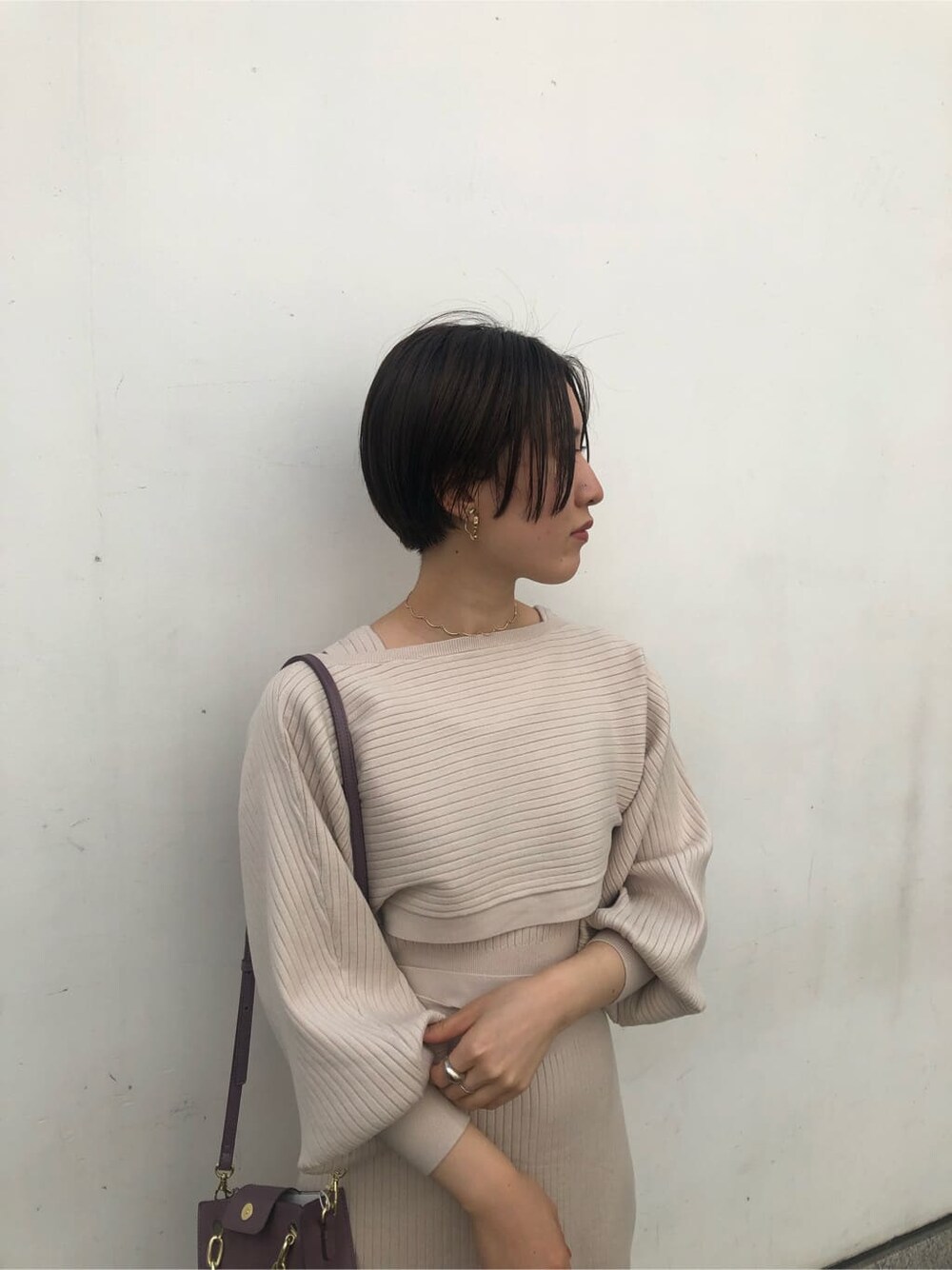 ベージュ系のその他シューズ、パープル系のショルダーバッグ、ホワイト系のワンピースを着用したレディースの秋コーディネートの6枚目の写真