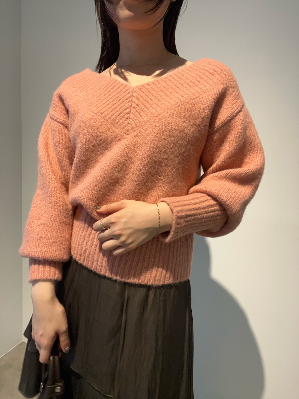 ピンク系のニット/セーター、ベージュ系のブーツ、ブラウン系のスカートを着用したレディースの秋コーディネートの4枚目の写真