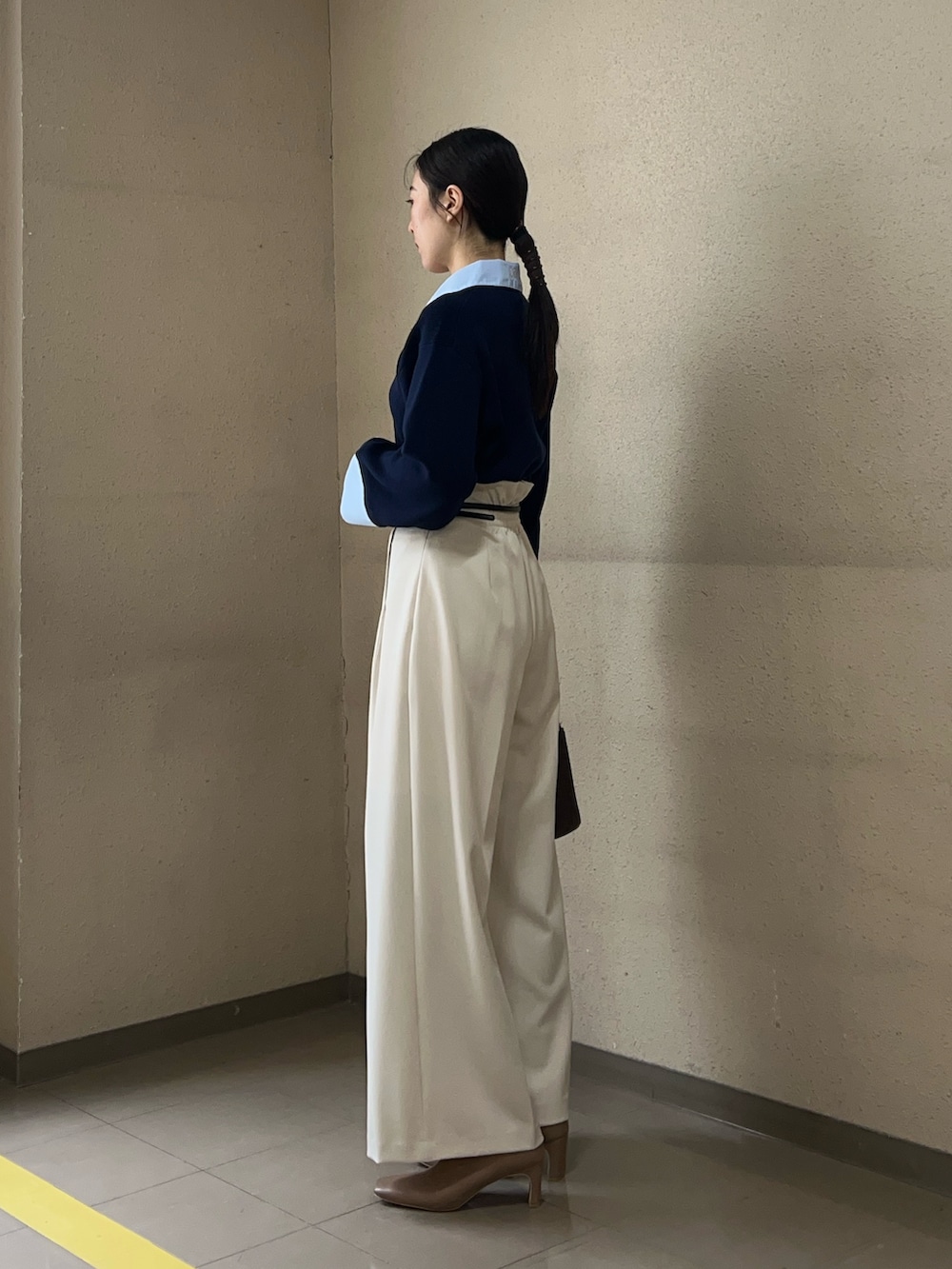 ホワイト系のその他パンツ、ブルー系のニット/セーターを着用したレディースの冬コーディネートの2枚目の写真