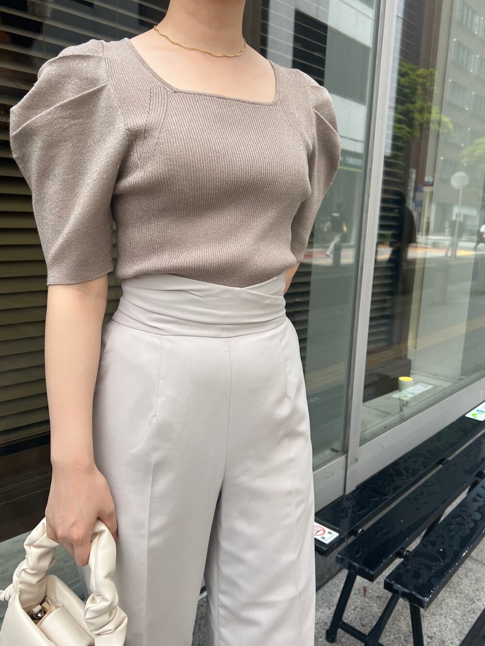 その他のサンダル、ホワイト系のハンドバッグ、ベージュ系のニット/セーターを着用したレディースの夏コーディネートの3枚目の写真