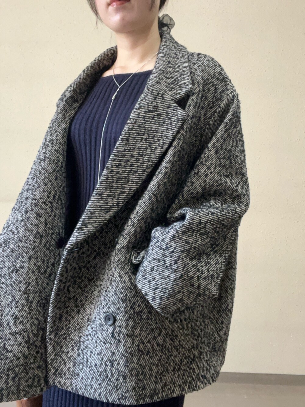 ベージュ系のその他アウター、イエロー系のハンドバッグ、ブルー系のワンピースを着用したレディースの秋コーディネートの4枚目の写真