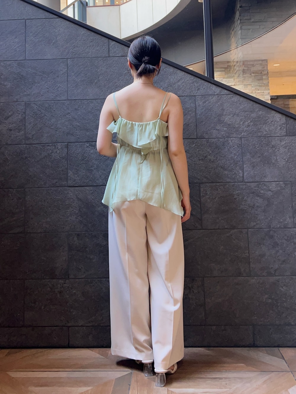 ホワイト系のその他パンツ、グリーン系のキャミソールを着用したレディースの夏コーディネートの3枚目の写真