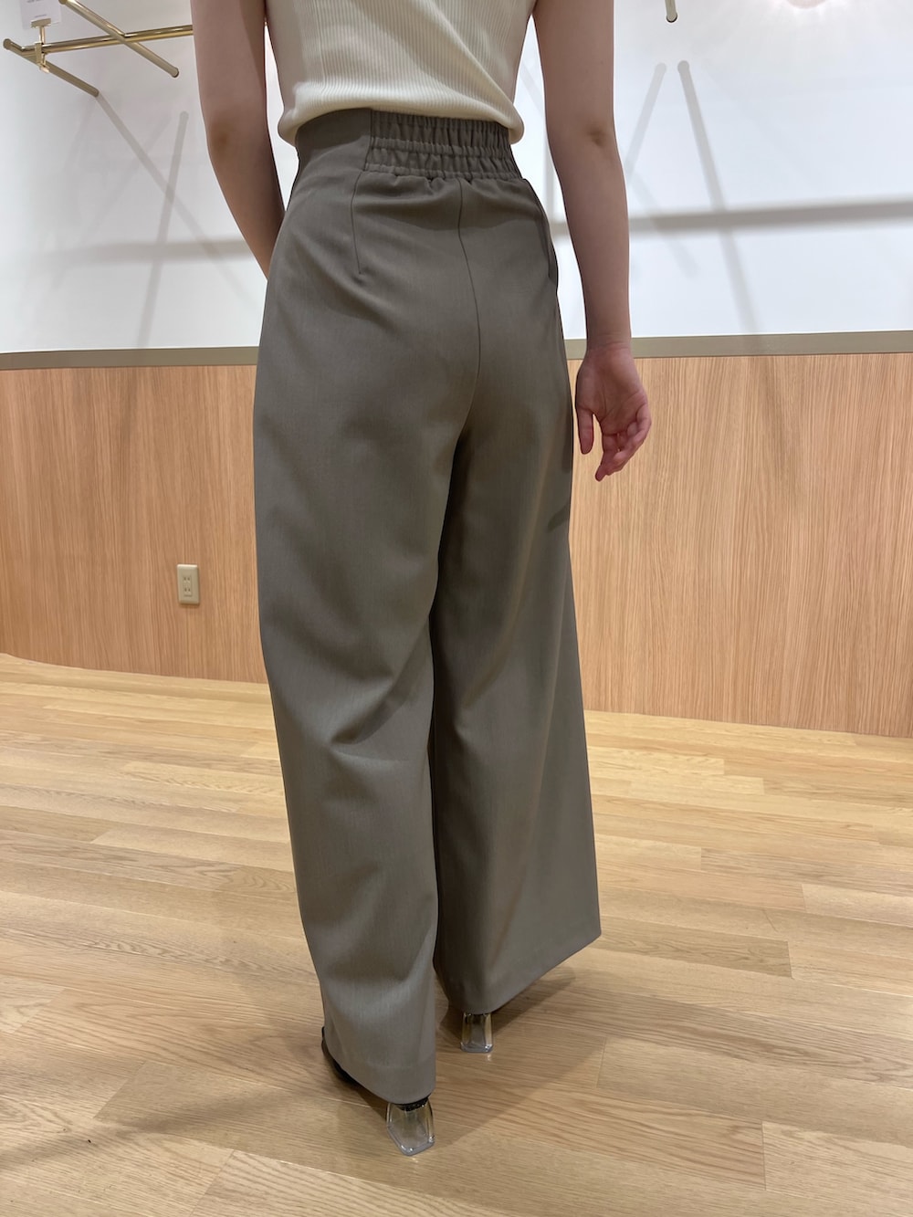 ブラウン系のその他パンツ、ブラック系のサンダル、ホワイト系のニット/セーターを着用したレディースの春コーディネートの7枚目の写真