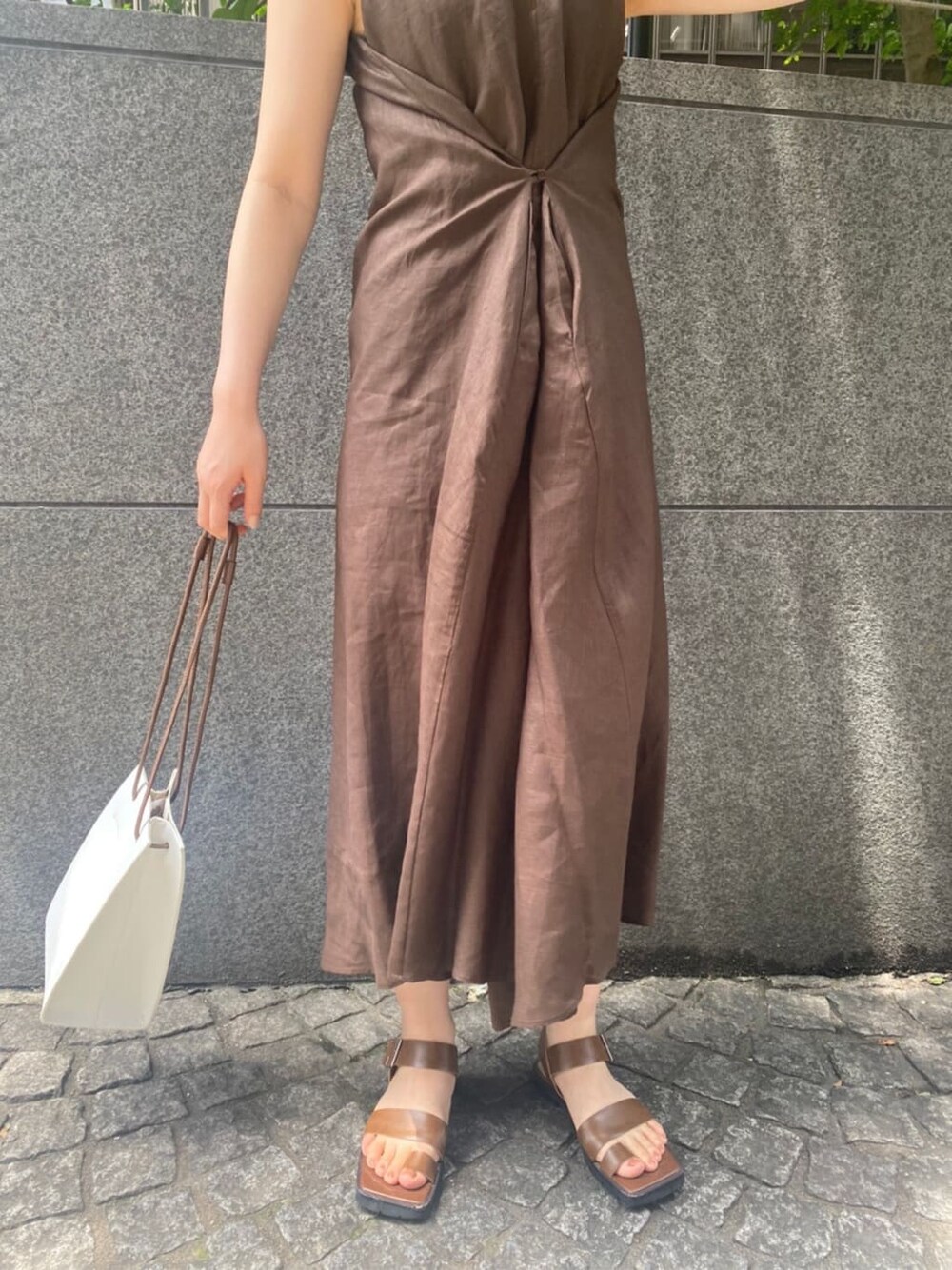 ホワイト系のハンドバッグ、ブラウン系のサンダル、ブラウン系のワンピースを着用したレディースの夏コーディネートの7枚目の写真