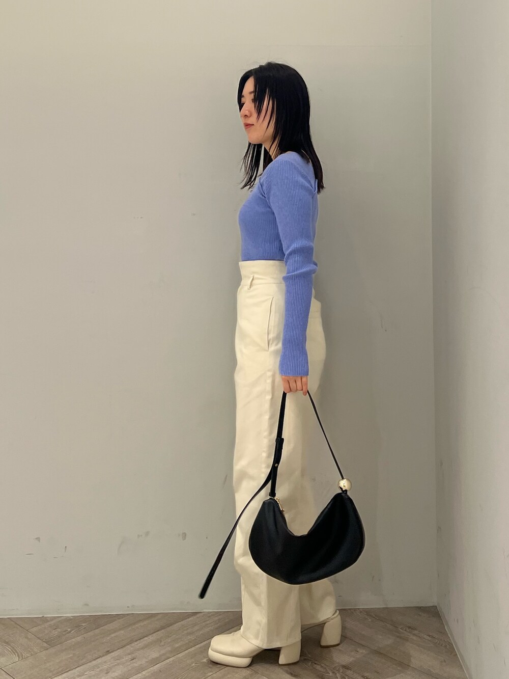 ブルー系のニット/セーター、ホワイト系のその他パンツ、ホワイト系のサンダルを着用したレディースの春コーディネートの2枚目の写真