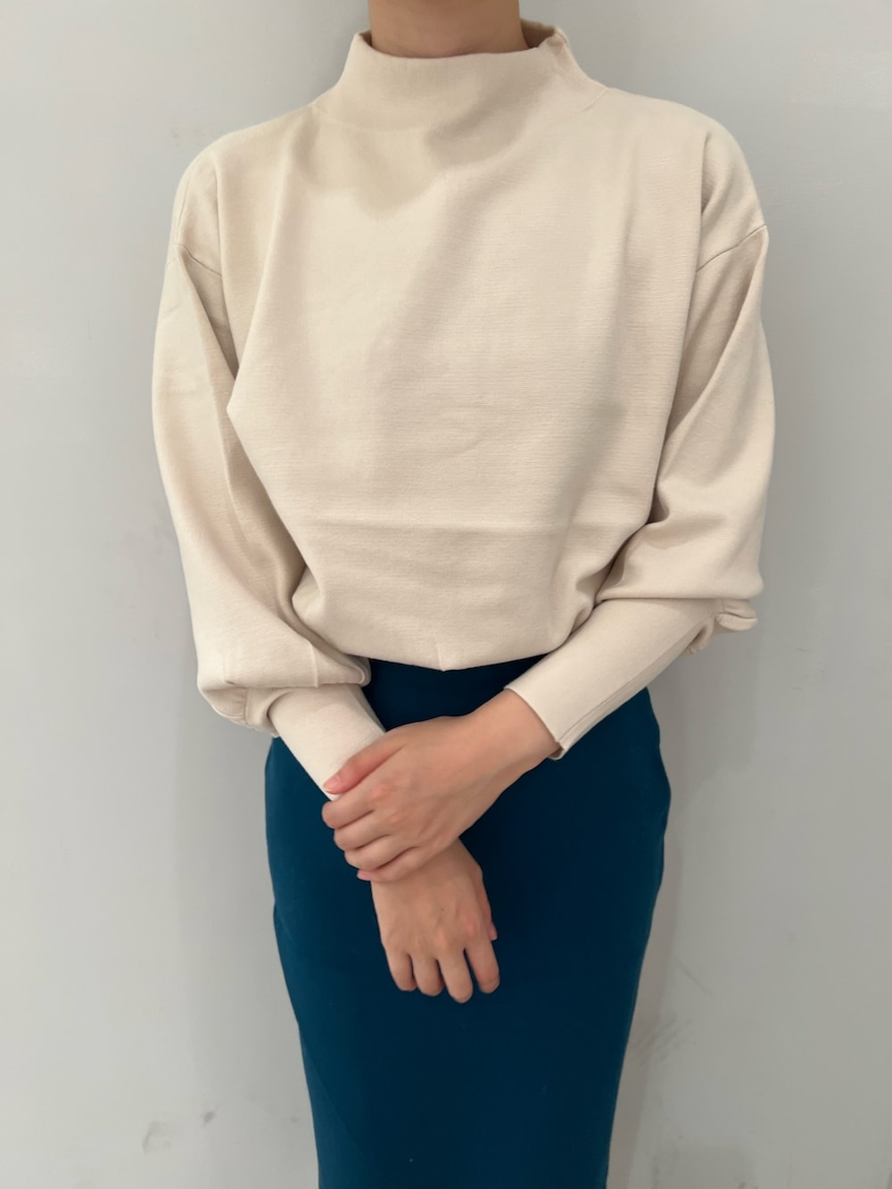 ベージュ系のブーツ、ホワイト系のカーディガン/ボレロ、ホワイト系のニット/セーターを着用したレディースの秋コーディネートの7枚目の写真