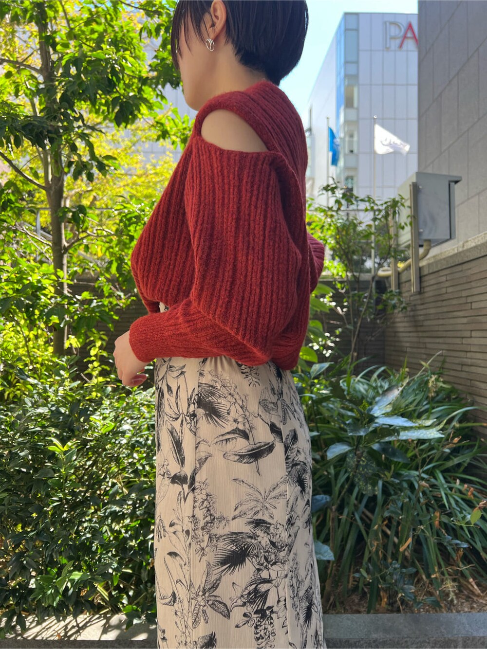 ベージュ系のスカート、ベージュ系のスカート、レッド系のブーツを着用したレディースの秋コーディネートの5枚目の写真