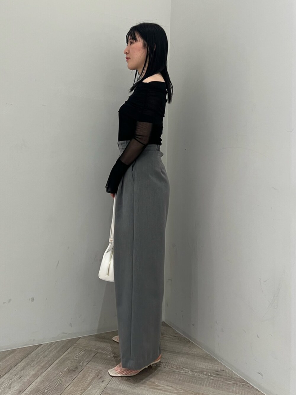 ホワイト系のサンダル、グレー系のその他パンツ、ブラック系のTシャツ/カットソーを着用したレディースの春コーディネートの2枚目の写真