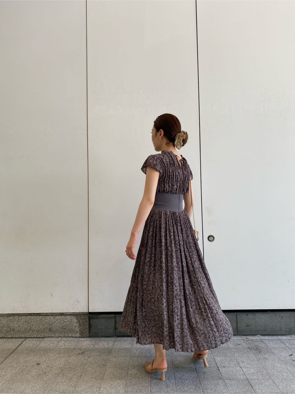 ベージュ系のその他シューズ、ベージュ系のハンドバッグ、グレー系のワンピースを着用したレディースの夏コーディネートの2枚目の写真