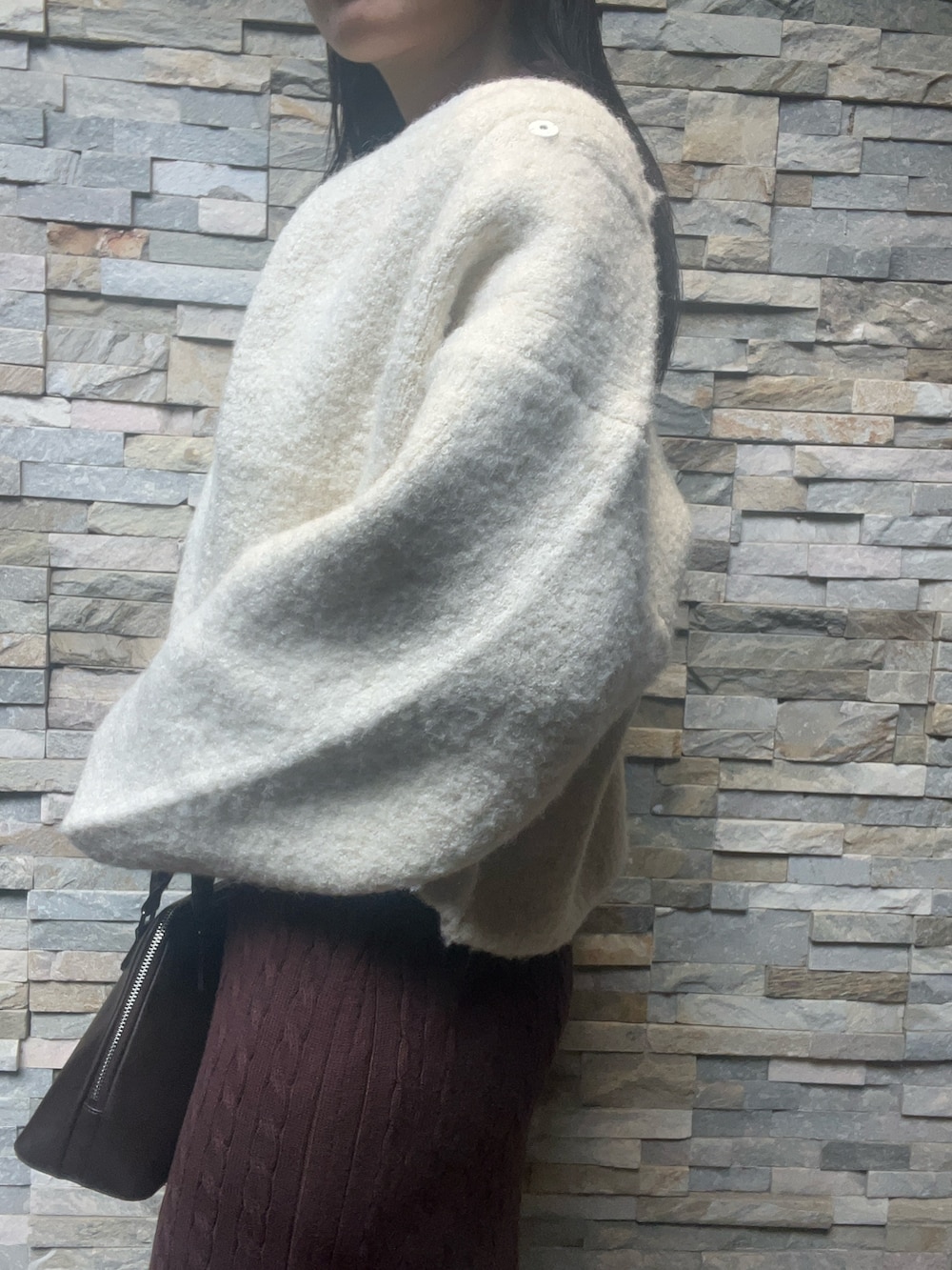 ホワイト系のカーディガン/ボレロ、ブラウン系のワンピース、ブラウン系のボストンバッグを着用したレディースの秋コーディネートの5枚目の写真