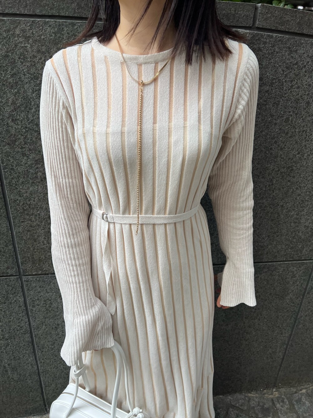 ブラック系のブーツ、ホワイト系のカーディガン/ボレロ、ホワイト系のショルダーバッグを着用したレディースの秋コーディネートの5枚目の写真