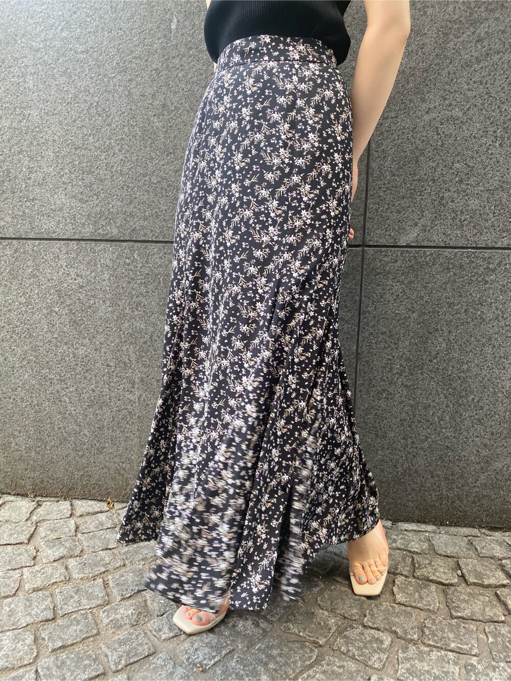 その他のその他シューズ、ブラック系のスカート、パープル系のニット/セーターを着用したレディースの春コーディネートの4枚目の写真