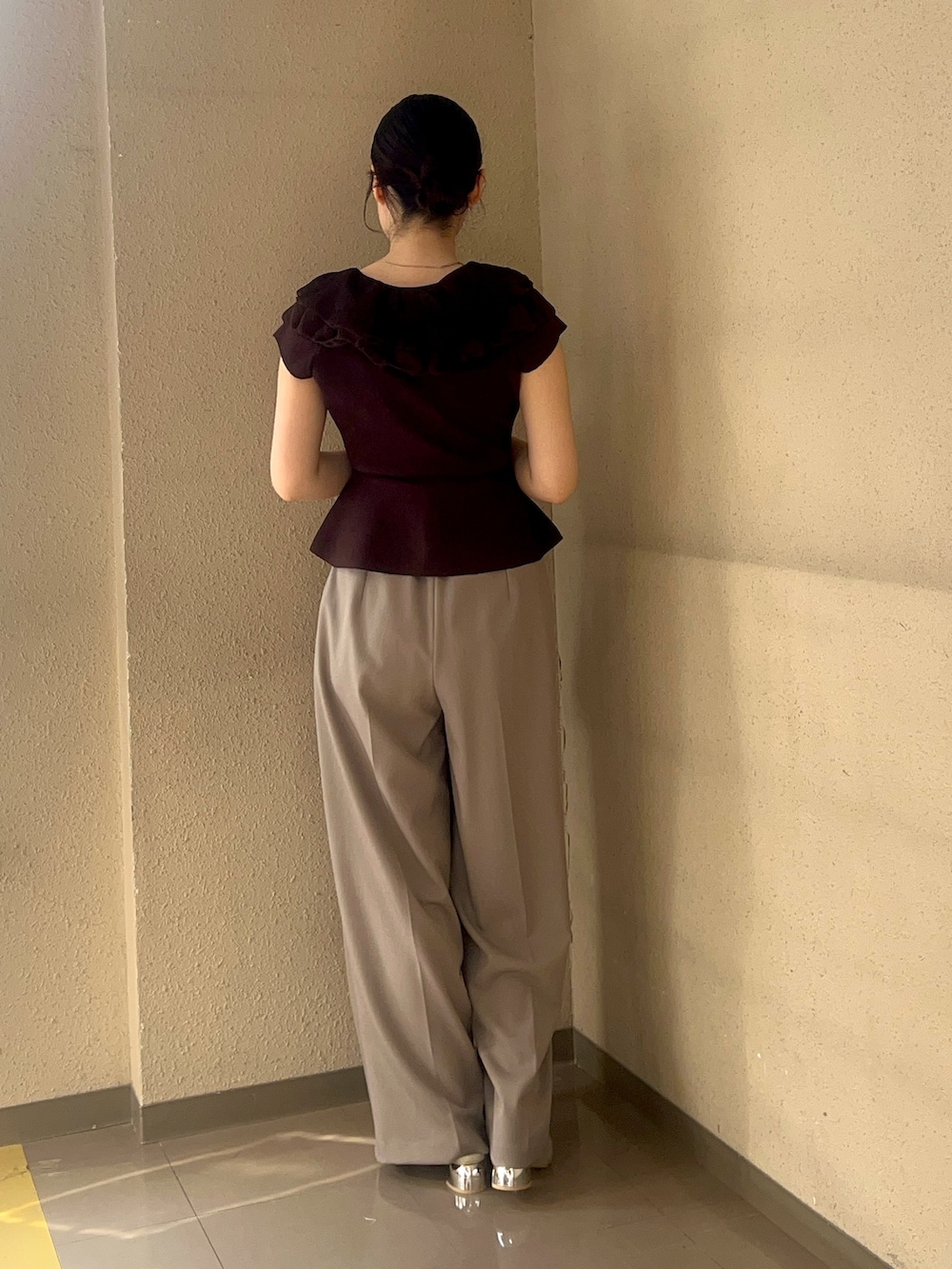 ブラウン系のニット/セーター、ブラウン系のその他パンツ、グリーン系のパンプスを着用したレディースの春コーディネートの3枚目の写真