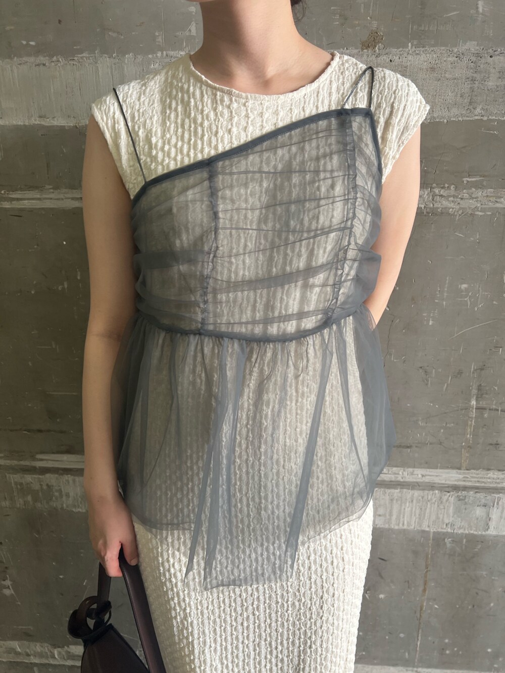 ブラック系のサンダル、ホワイト系のワンピースを着用したレディースの夏コーディネートの4枚目の写真