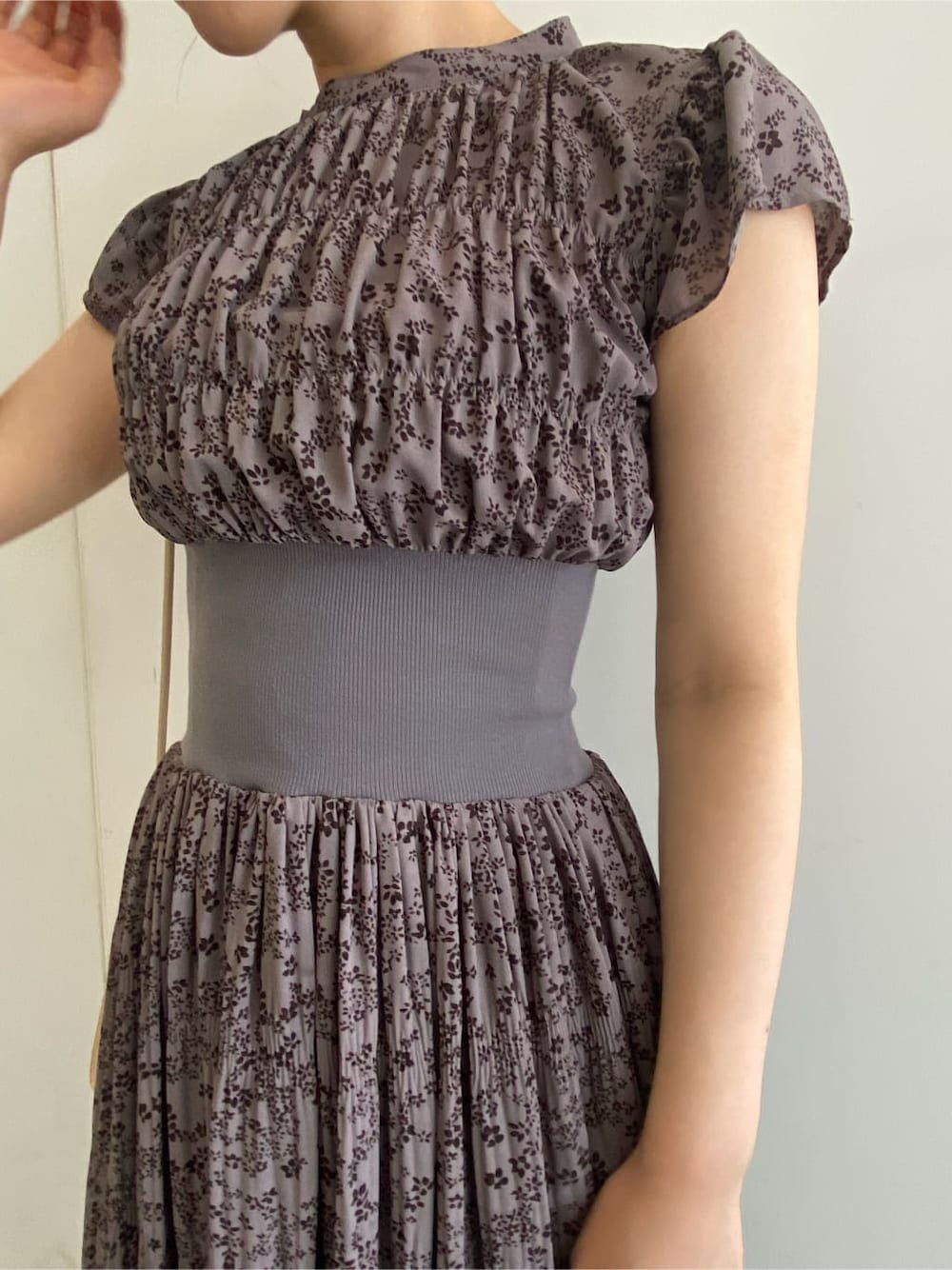 ベージュ系のその他シューズ、ベージュ系のハンドバッグ、グレー系のワンピースを着用したレディースの夏コーディネートの4枚目の写真