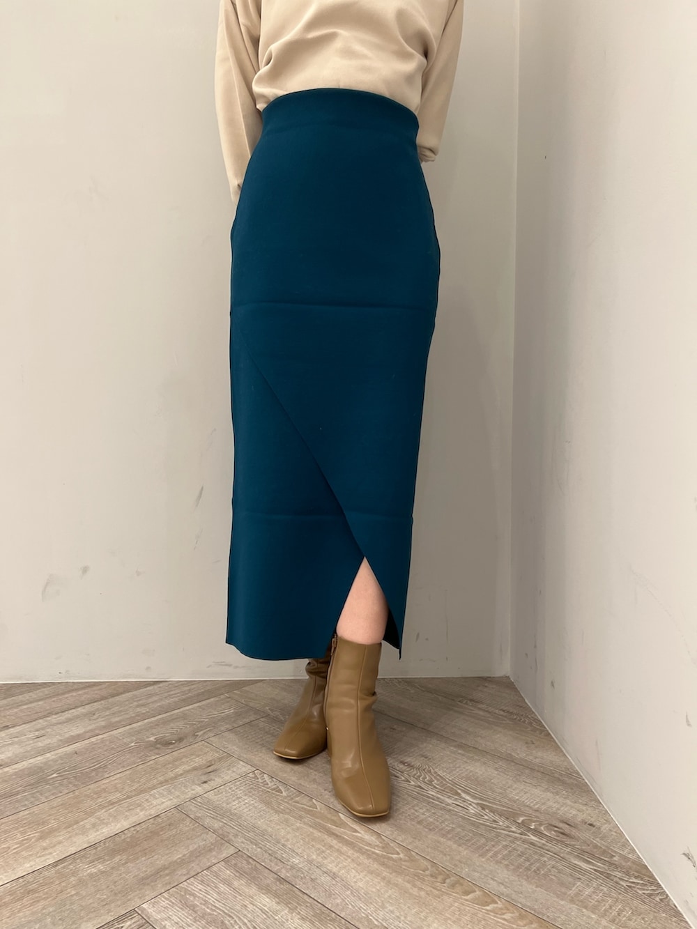 ベージュ系のブーツ、ホワイト系のカーディガン/ボレロ、ホワイト系のニット/セーターを着用したレディースの秋コーディネートの9枚目の写真