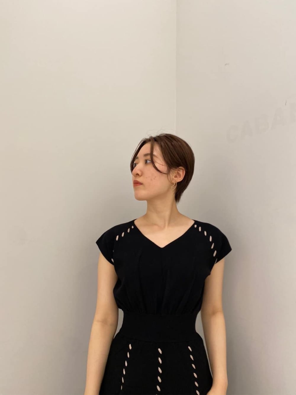 ホワイト系のショルダーバッグ、ブラック系のワンピース、ホワイト系のその他シューズを着用したレディースの夏コーディネートの3枚目の写真