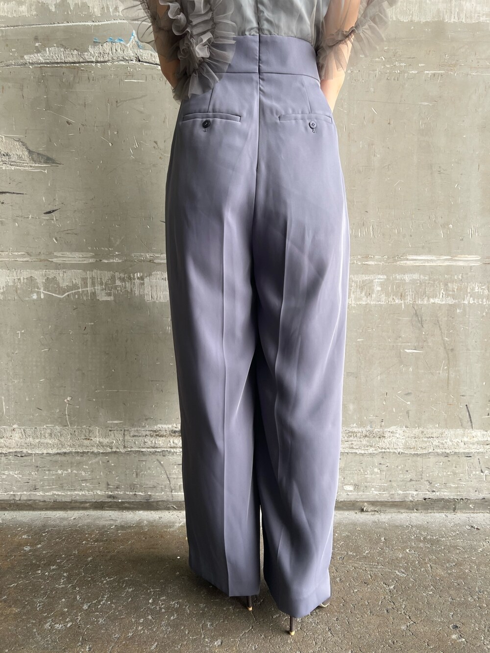 ベージュ系のテーラードジャケット、シルバー系のハンドバッグ、シルバー系のパンプスを着用したレディースの夏コーディネートの10枚目の写真