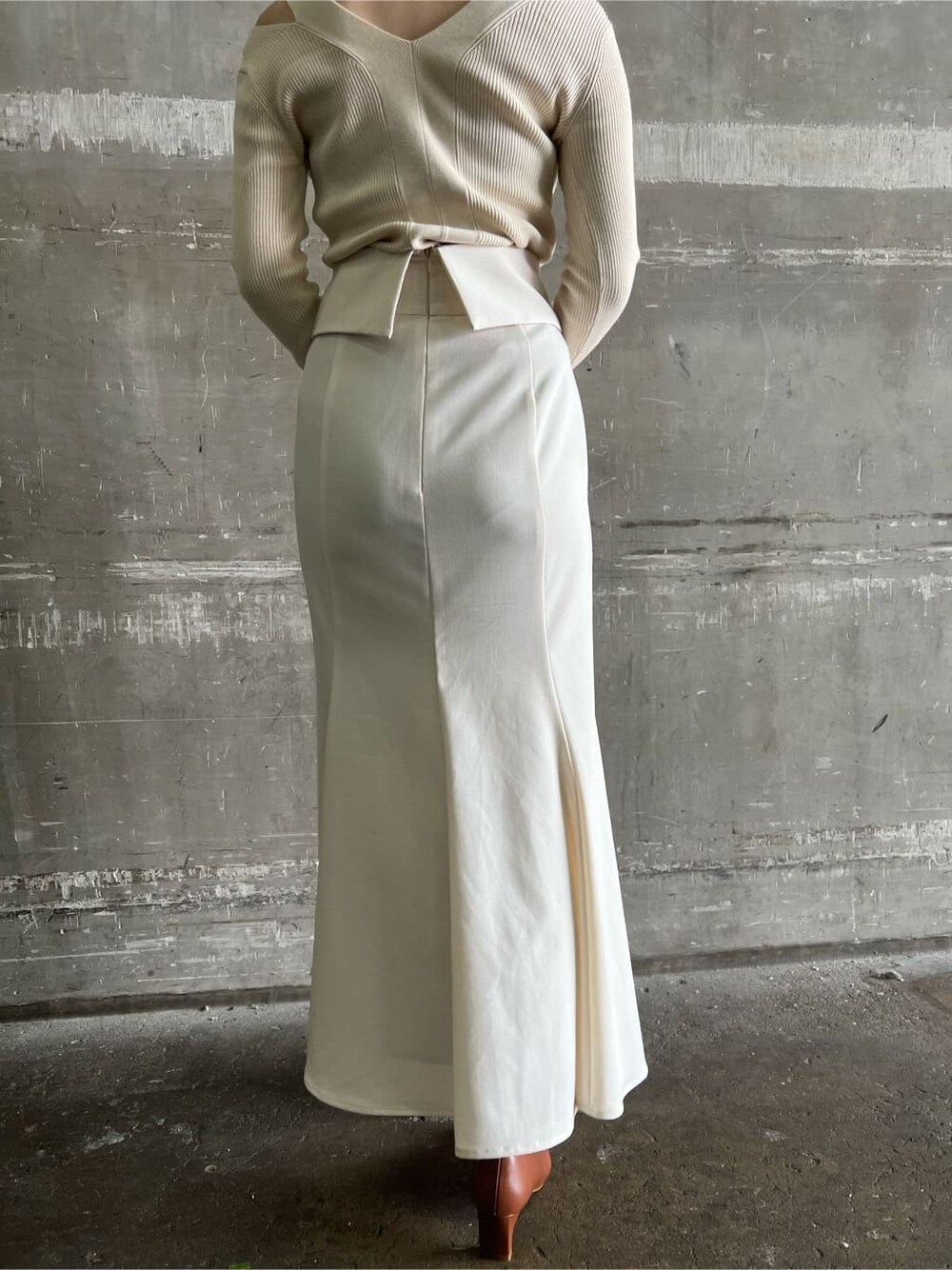 ブラウン系のパンプス、ホワイト系のスカート、ホワイト系のニット/セーターを着用したレディースの夏コーディネートの10枚目の写真