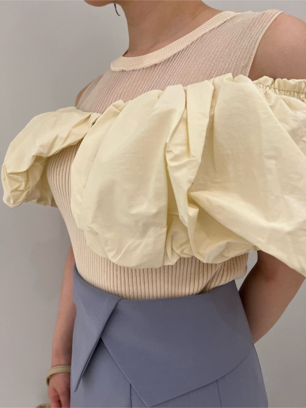その他のパンプス、ホワイト系のショルダーバッグ、ホワイト系のニット/セーターを着用したレディースの夏コーディネートの6枚目の写真