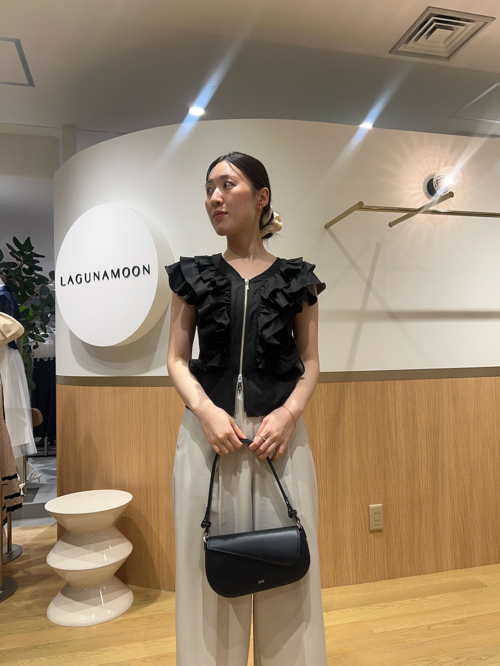 ホワイト系のその他パンツ、ブラック系のシャツ/ブラウスを着用したレディースの春コーディネートの7枚目の写真
