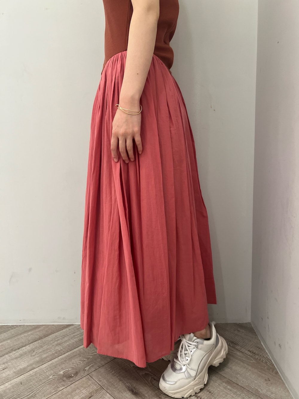 ピンク系のワンピース、ホワイト系のスニーカーを着用したレディースの夏コーディネートの9枚目の写真